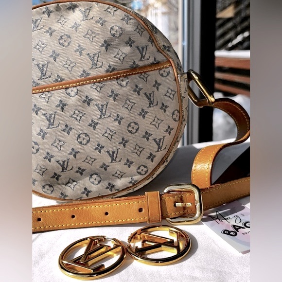 Louis Vuitton: Round Monogram LV Mini Crossbody Bag (seen on Ariana Grande) - Picture 12 of 17